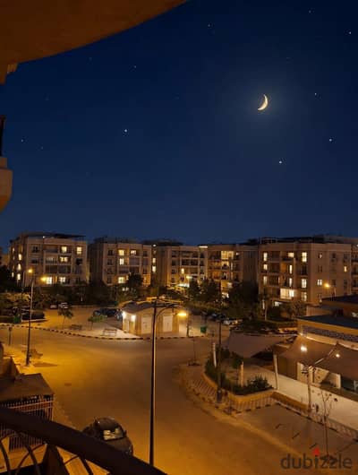 شقه مساحه 200 متر جاهزه للسكن فورا -تشطيب بالكامل بالاضافه تكييفات و مطبخ - في مدينه 6 اكتوبر دقايق من الممشي السياحي و دقايق من الحصري