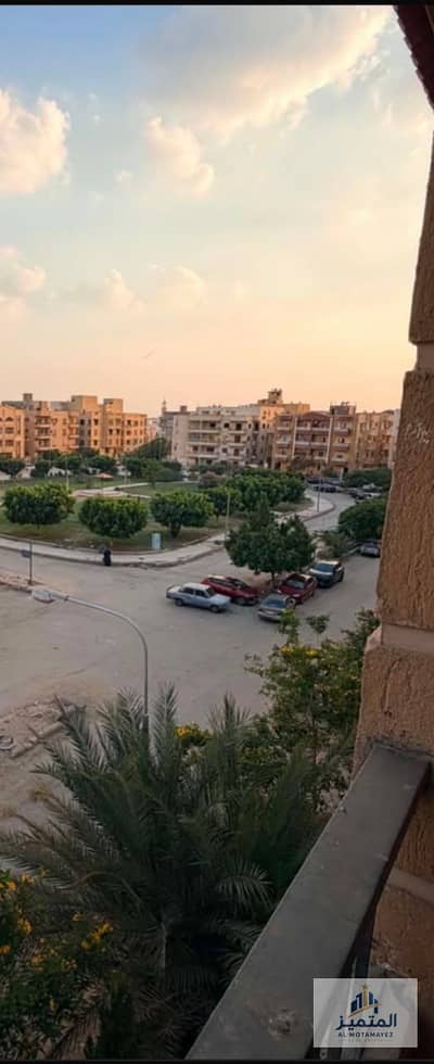 شقة للبيع مدينة العبور بالحي التاسع، شارع مصطفى النحاس ، شارع نور الهدى، 140 متر، 3 غرف، ريسيبشن واسع، الدور الثالث، روف، بسعر 2,900,000 جنيه. . . . . . . . .