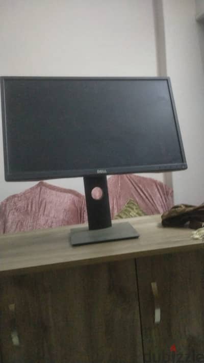 شاشة كمبيوتر + سماعات
