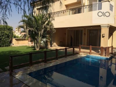  فيلا للإيجار في كمبوند ليك فيو (Lake View)   المساحة الإجمالية للمباني: 600م² موزعة على 3 طوابق.   البدروم (Walk-in Basement) – 175 م²  مدخل خا