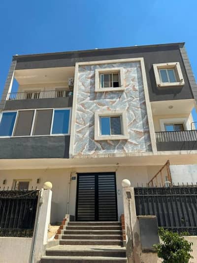 Full-floor apartment for sale in Sheikh Zayed, District 7 – includes kitchen and air conditioning. Located on the second floor with an elevator; prime