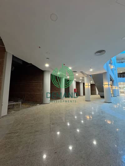 للايجار محل 100 متر مجهز بالتكييفات دور اول في Spot 16 Mall  وسط أعلي كثافة سكانيه الحي 16 الشيخ زايد