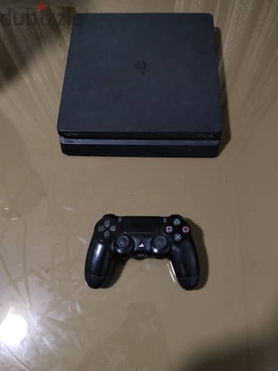 بلستيشن ٤ slim مستعمل عليه ps plus خمس شهور
