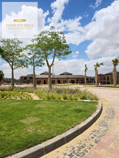 Distinguished villa for sale in a prime location, vibrant and with a clear sea view.