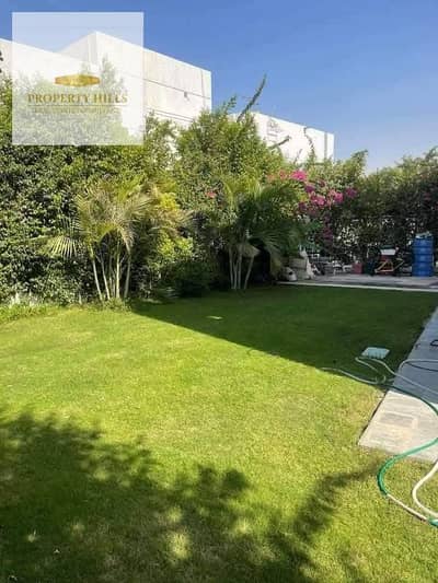 I'm selling the villa due to necessity; it's in a prime location directly on the Golden Line.