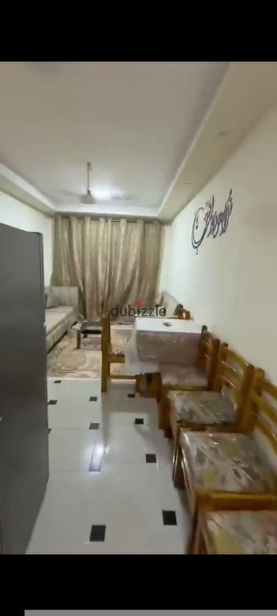 Furnished apartment for winter rental suitable for a family, bride, student, or company, with 2 bedrooms, a two-piece reception, kitchen, bathroom, fifth floor, with all facilities including water, electricity, and elevator inside a secure compound with 24-hour security, with a garage for cars in Alexandria, Agami, kilo 21, at a distinguished location by Al-Nakheel beach.
