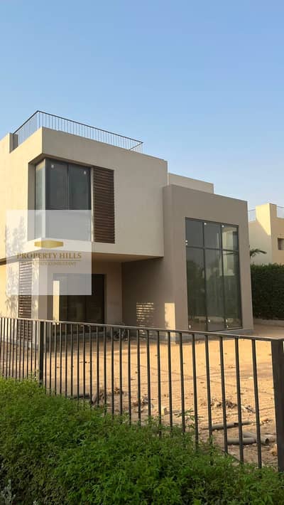 فيلا متشطبه للبيع في سوديك ايست خطوات للخدمات داخل الكمبوند دقايق لمطار القاهره في الشروق