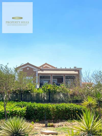 Villa in Hyde Park with a large area, a compound suitable for family housing and high-category at a very special cash.
