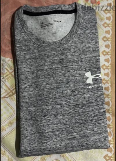 Under armour crewneck T shirt size M very good condition