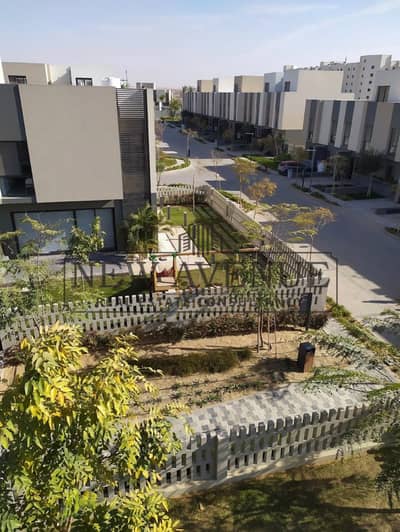 أرخص سعر ف الماركت تاون هاوس للبيع في البروج Al Burouj  ومتشطب بالكامل أكبر مساحه ارض موقع متميز على لاندسكيب دايركت جاهزة على الاستلام الفورى