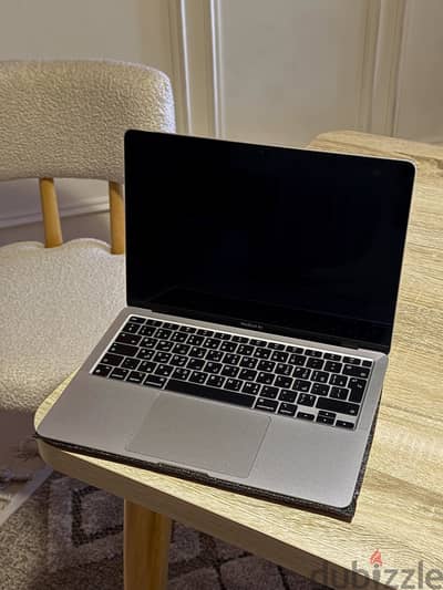 Macbook air 92% مشحون ٩٢ مرة بدون خربوش
