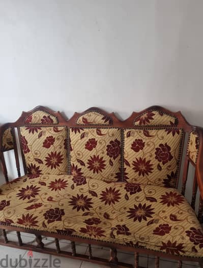 كنبة و 4 كراسي مستعمله بحاله جيده  خشب زان