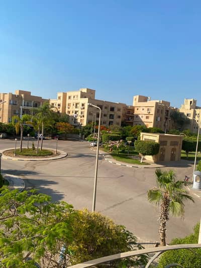 شقة للبيع240م في كمبوند بيفرلي هيلز  الشيخ زايد فيو مفتوح ومباشر على اللاندسكيب وميدان جبران خليل جبران بالفرش والأجهزة