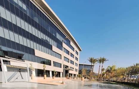 مكتب للإيجار في كايرو فستيفال سيتي 700م تشطيب كامل