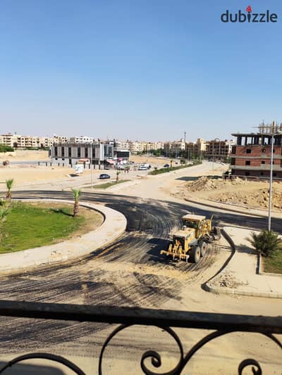 **شقة مميزة للبيع في المنطقة الخامسة – مدينة الشروق**  فرصة مميزة لامتلاك شقة في موقع حيوي بالمنطقة الخامسة، المجاورة الثانية، بالشروق 2، على شارع رئي