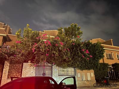 Fully furnished villa for rent in Mina Residence Compound – Al Tagamoa Al Khames, fully air-conditioned, in a very special location within Al Tagamoa Al Khames, next to Midtown, Spot, and the largest global malls, 2 private gardens, area 500 meters