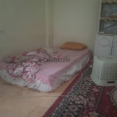 مرتبة و مكتبة و تربيزة كمبيوتر و سجادة