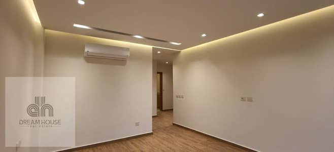 شقة فاخرة أول ساكن للبيع/الإيجار على البحيرة مباشرة في كمبوند ليك فيو (Lake View)