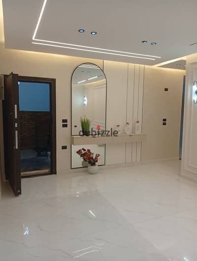  فرصة العمر لمن يبحث عن الفخامة، الاستثمار الآمن، والسكن الراقي (VIP)  تشطيبات فاخرة 2027 – ديزاين هندسي راقٍ، وقبل تطبيق الأسعار الجديدة!  ​ الموقع الاستراتيجي الأقوى (الحي الرابع - حي المستشارين) ​ خلف المحور المركزي وخلف ميدان النجدة مباشرةً.  ​