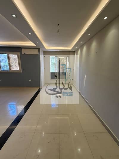 Apartment for rent in Janna Zayed 1 Compound, Sheikh Zayed City. Ground floor, 115 sqm. Ultra-super-lux finish. Includes kitchen cabinetry only.