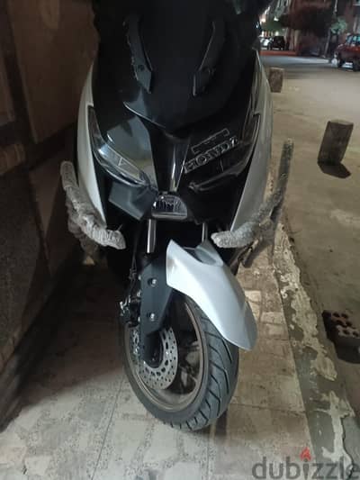 اسكوتر  هوجن  200  cc جميع الكماليات كسر الزيرو عداد 300 كيلو