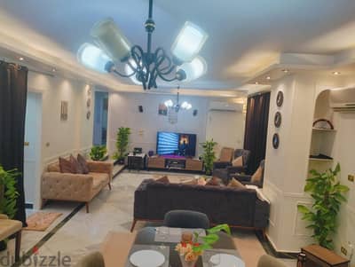 شقه مفروشه بالمهندسين متفرع من ميدان لبنان من المالك مباشره