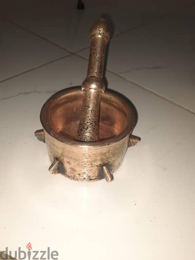هون نحاس اصفر جوده ممتازه والوزن حوالى ٢ كيلو ونص والسعر ١٥٠٠ ج فقط