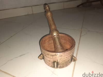 هون نحاس اصفر جوده ممتازه والوزن ٤ كيلو وشويه السعر ٢٥٠٠ نهائى