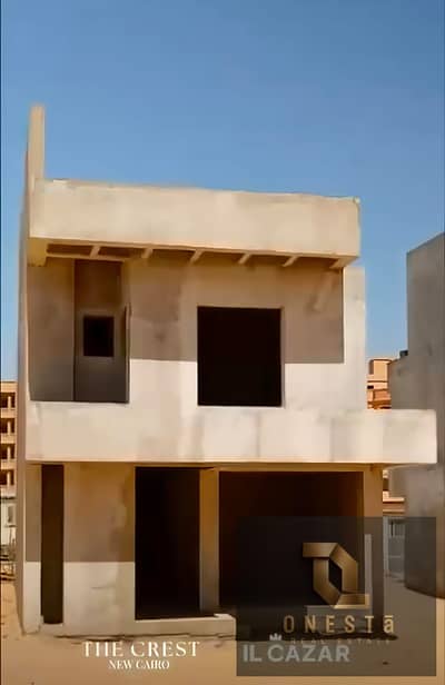 Villa for sale in The Crest compound, New Cairo,Delivery in two years. Features a prime north-facing location,a 35% discount,installment up to 10 years