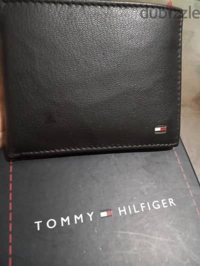محفظة tommy Hilfiger اصلية لم تستعمل
