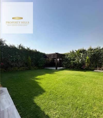 Villa like a palace with a view of Lake for sale immediately (largest area 520 meters + most distinguished location) next to the AUC and inspection starts tomorrow in a living compound with a 10% advance only for the contract