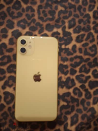 iPhone 11 64GB  للبيع — حالة ممتازة ومعاه العلبة الأصلية والشاحن الأصل