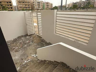 شقة علي جاردن كبيره مميزة الحي الثالث شرق ڤيلات