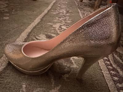 حذاء سوريه مقاس ٣٨ لونه rose gold