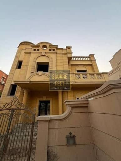 فيلا مستقلة  متشطبة و مفروشة بالكامل في كمبوند زايد 2000، بالقرب من جاليريا 40 بمدينة الشيخ زايد، جاهزة للاستلام ومجهزة بالكامل بالمطبخ و التكيفات