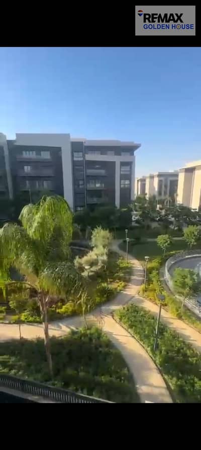 امتلك شقة 84م في بريفادو مدينتي مستلمة بجراج خاص وتكييف مركزي وفيو شارع وجاردن بجوار الخدمات وأمام المسجد على دقائق من طريق السويس والشروق والتجمع الخ