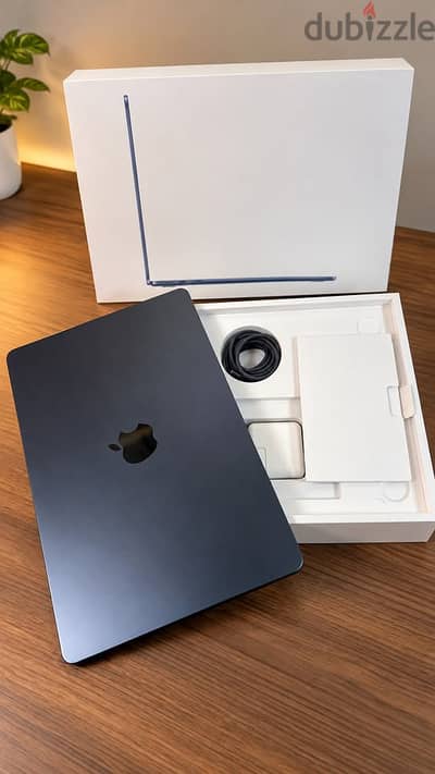 Apple MacBook Air M4 (2025)**    16GB RAM | 256 / 100% battery