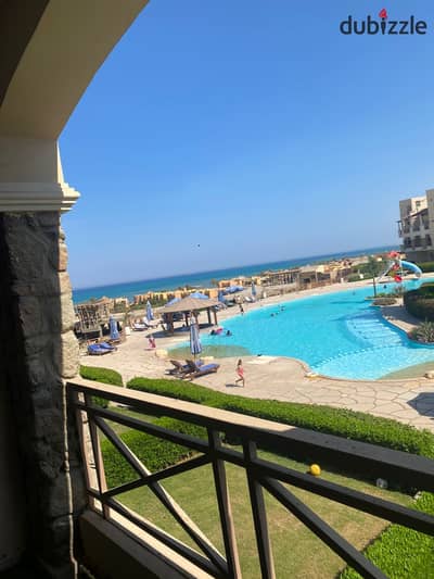 Chalet for sale in Blue Blue Village in El Sokhna, Lake View phase, 120 meters, 3 rooms including master, 2 bathrooms, ultra-super-lux finishing, sea and pool view, fully furnished with furniture