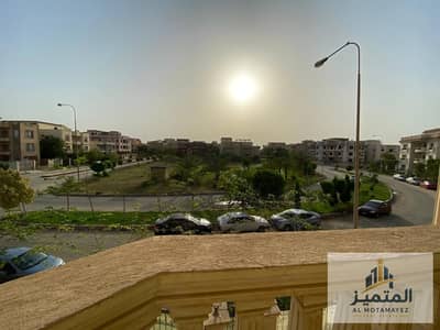 شقة للبيع في الحي الرابع حي الفيلات بمدينة العبور على خط 10 مباشرة مساحة 210 متر أرضي مرتفع 3 غرف وريسبشن قطعتين وفيو مفتوح على جنينة كبيرة ونصف تشطيب