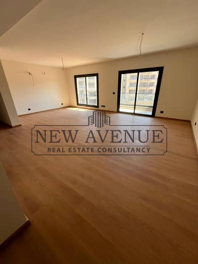 شقة متشطبة بالكامل للبيع في سوان ليك ريزيدنس Swanlake Residence القاهرة الجديدة حسن علام  فى موقع متميزفيو لاندسكيب و مكان في الجراچ استلام فورى