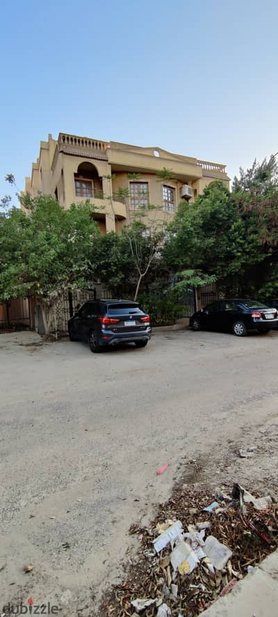 شقة نصف روف للبيع بالتجمع   البنفسج 3 فيلات   دقيقتين من محمد نجيب   موقع مميز جدا . بجوار الواتر واي (Waterway) 145 م +55 ترأس