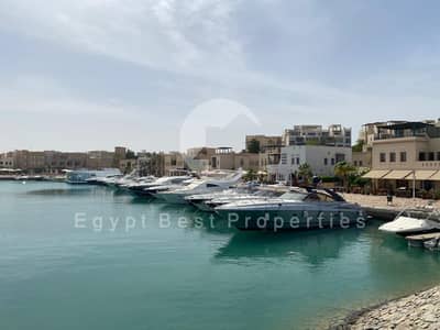 شاليه متشطب بالكامل بالتكيفات  للبيع باطلاله على اللاجون فى البحر الاحمر بالتقسيط على 8 سنوات باطلاله بحريه باقل مقدم