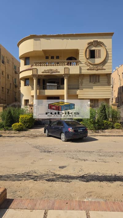 فيلا كاملة للبيع بـ التجمع الخامس – مساحة أرض 610m² (بدروم + أرضي + 3 مكرر + روف) 