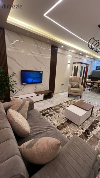 Furnished apartment for rent in Maadi, Street 9, near the metro station. It consists of three bedrooms, a reception area, 2 bathrooms, and a fully air-conditioned kitchen with Wi-Fi and natural gas. Eighth floor, elevator, excellent location.
