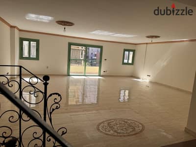 شقه دوبلكس للايجار السكنى 300 م ستانلي خطوات من البحر