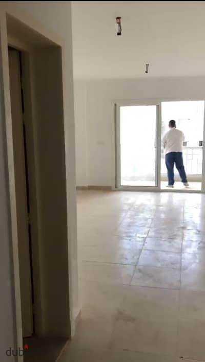 شقة ٣ غرف بجانب الخدمات للإيجار قانون في مدينتي.