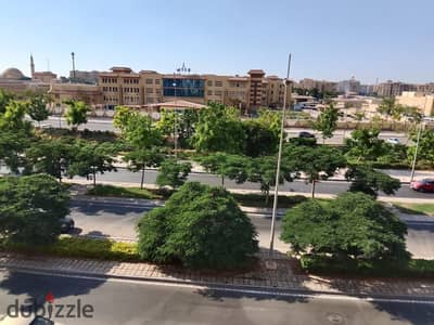 #للبيع شقة مساحه 133 متر في B6 خالصه دور رابع طرفيه فيو شارع رئيسي وساوث بارك اتجاه بحري شرقي بجانب الحركة والخدمات مباشرة