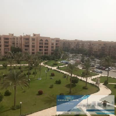 شقة مميزة للبيع في مدينة الرحاب – المرحلة الخامسة  لو بتدور على شقة واسعة بتجمع بين الفخامة والراحة والإطلالة المميزة، فدي فرصة تستحق اهتمامك