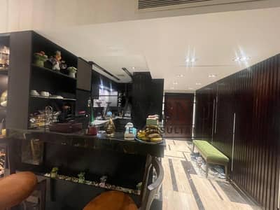 شقة مفروشة بالكامل للبيع في مشروع ذا ووتر واي 1 (The Waterway 1) بالقاهرة الجديدة، من تطوير شركة ذا ووتر واي تطل مباشرة على بي فيت و المساحات المائية