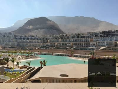 شاليه للبيع ارضي بجاردن متشطب بالفرش في المونت الجلالة | فيو لاجون مميز أول صف على أكبر لاجون في المشروع